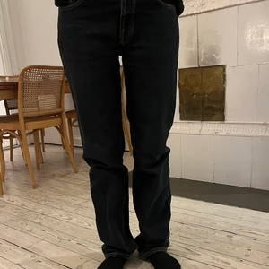 Jeans från zara - Möblåa mid-Rise jeans från zara köpta förra året. Använda men ändå fint skick. Något slitna på nedre delar av byxan. Jag är 172cm och har vanligtvis storlek 36😊