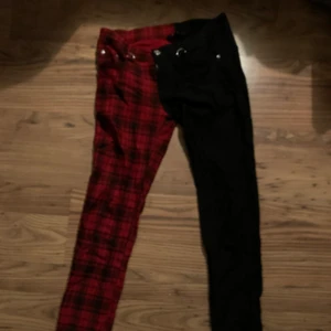 Punk byxor - Skitsnygga punkar byxor som tyvärr blivit försmå för mig.. köpta från shock i Göteborg 