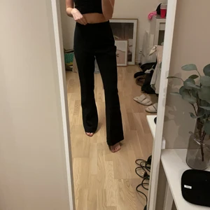 Kostymbyxor från zara - Raka långa svarta kostymbyxor. Väldigt fina tyvärr lite för stora för mig därför ja säljer. Endast använda 2-3 gånger. 