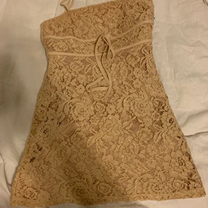 Sommar klänning - SÅ FIN KLÄNNING. Passar perfekt på sommmaren eller till lite finare tillfällen. Köpt secondhand men har aldrig använt den då den är lite för tight runt bysten för mig. Jättefin blomning spets🥰 tar Swish eller kan mötas upp i östersund☺️