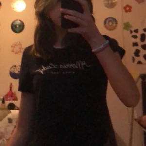 Morris T-shirt  - Säljer min fina Morris T-shirt. I fint skick med säljs pga av att den inte kommer till användning. Om annan frakt önskas löser jag det. Vill minnas att jag köpte den för 400kr