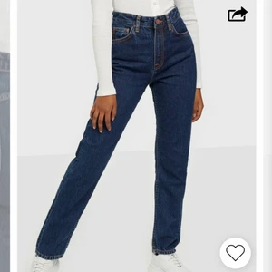 Nudie Jeans Breezy Britt - Helt nya Nudie Jeans i modell Breezy Britt, färg dark stellar. Endast provade.