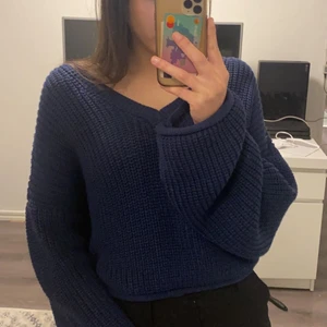stickad tröja från Nakd, storlek xs - Jättefin marinblå stickad tröja från nakd. Den har v ringning och är lite croppad. Den är helt oanvänd och prislappen är på. Pris kan diskuteras💖. Kan mötas upp men kan även frakta. Köparen står för leveransen