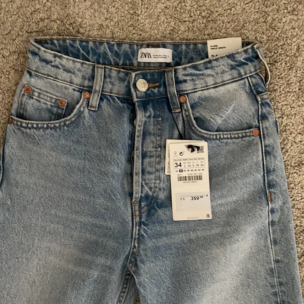 Raka blåa jeans från Zara🥰 Helt oanvända & höga i midjan💜 Köpta från 359kr i storlek 34. Jeans & Byxor.