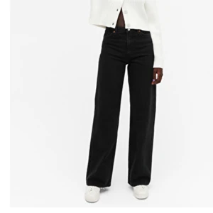 Monki jeans i modellen yoko - Jeans ifrån monki i den populära modellen ”Yoko”. Köpte de i oktober men har bara använt de 2-3 gånger då jag tycker att de är några centimeter korta för mig som är 168,5 cm. Annars är de superfina och formar kroppen på ett fint sätt💞 bara att kontakta för egna bilder eller frågor osv, köpta för 400 kr (pris kan diskuteras) frakt tillkommer, är det mycket intresse startas en budgivning