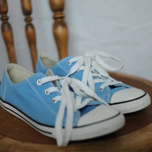 Låga converse, blåa - Låga, blåa converse. Köpta second hand men inte använda efter det. Slitna men inte trasiga. Storlek 39.