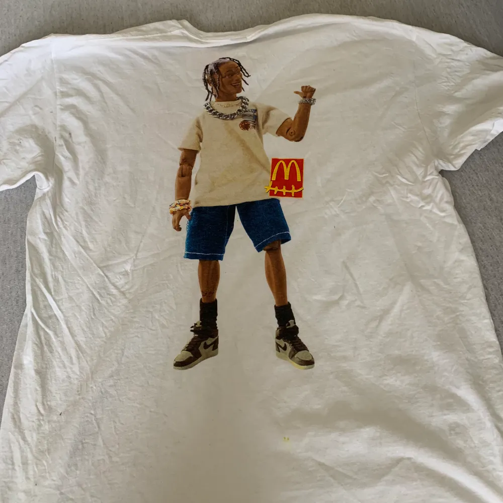 Helt ny Travis Scott T-shirt i storlek L. Nypris 1200kr och jag säljer för 700kr.. T-shirts.