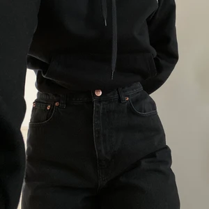 NAKD - Snygga svarta jeans från NAKD i lös väldigt snygg passform! Sitter bra runt midjan och blir lösare i benen! Fint skick 
