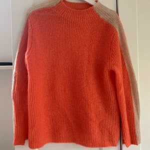 HUNKY DORY tröja - Säljer min Honky Dory tröja som köptes i somras. Säljer pga att jag bara använt den en gång sen jag köpte den. Köptes för ca 1000kr säljer för 250 kr+ frakt. Stolek XS men stor i passar mig som är XS/S, men tror den passar en M också. 