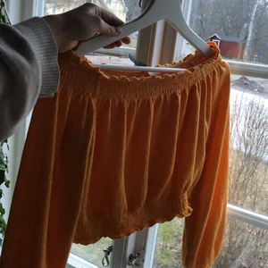 Gul topp - En söt gul ”axel”topp från h&m i snyggt skick, kan inte hitta några slitningar på den. Pris kan diskuteras. Köparen står för frakt och övriga frågor kan besvaras i kommentarerna💕.