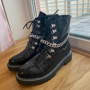 Super Coola kängor/boots  - Helt nya, aldrig använda.  Storlek= 38        Pris= 315 kr 