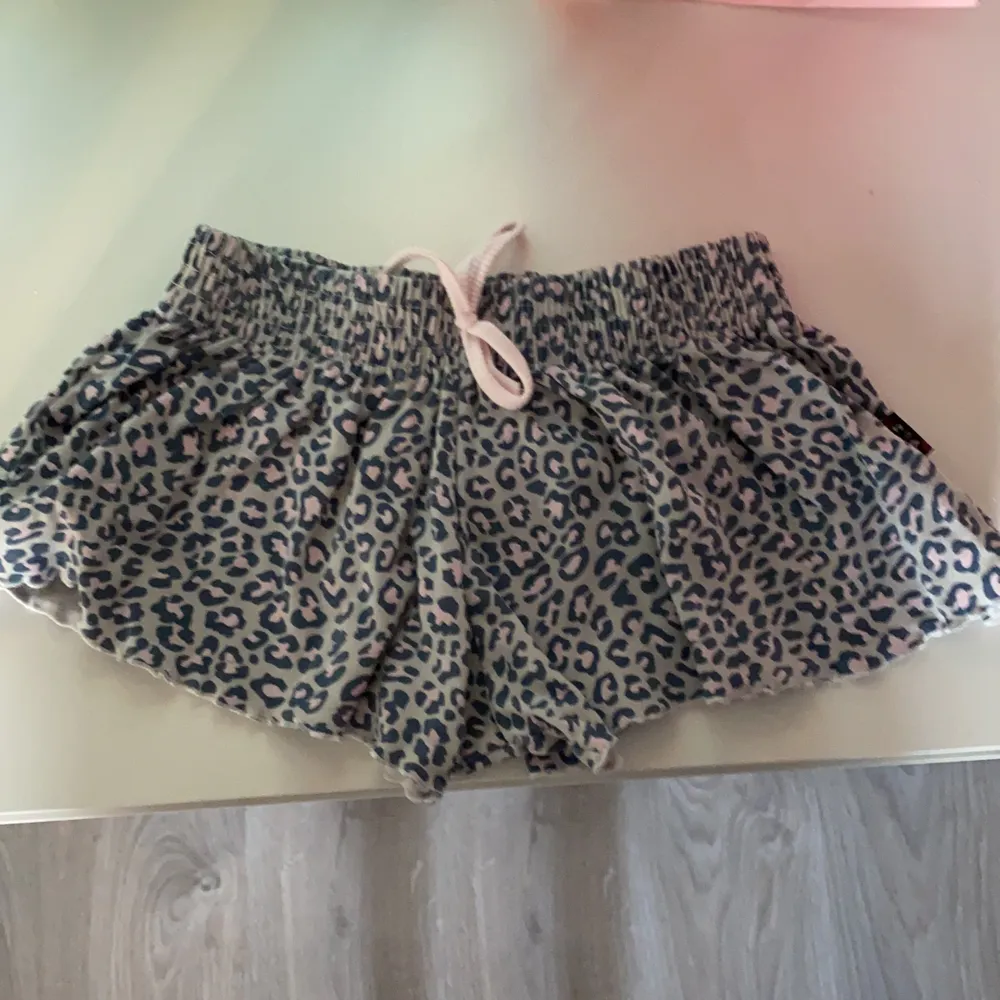 Jättefina leopard mjukisshorts i storlek XS. Shorts.