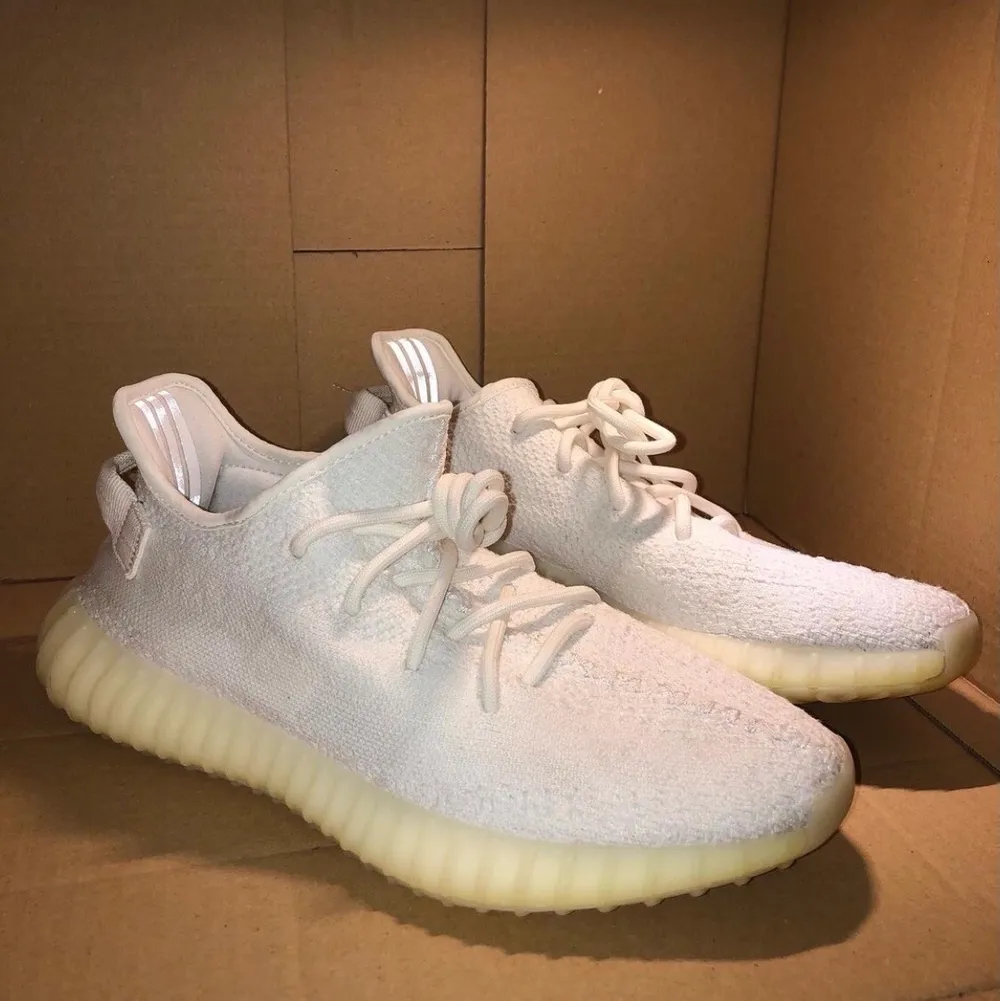 Säljer nu ett par yeezy cream äkta med box och bevis på det är äkta storlek 42:). Skor.