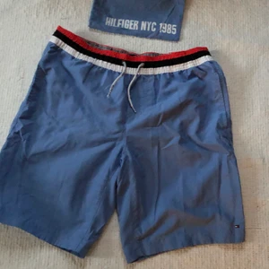 Tommy Hilfiger Badshorts Strl L/16y - Ett par fina Tommy Hilfiger Badshorts i strl L/16y. Använda ett fåtal gånger, gott skick och felfria!! Nypris: 800kr