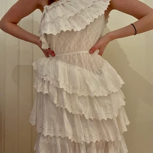 Sommar klänning  - En perfekt midsommar klänning med fina volanger. Är från linn ahlborgs kollektion med NAKD så finns inte att köpa. 🌸