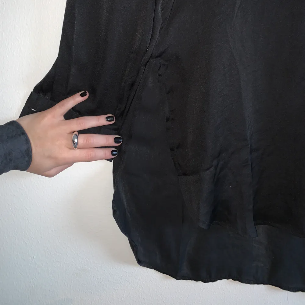 Svart oversize skjortklänning i silke. Liten ”slits” nedtill. Använd 1 gång, bra skick. Storlek xs men är oversize. . Skjortor.