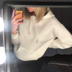 Super mysig hoodie i glansigt och tjock material. Köpt på mango för några månader sedan och är sällan använd. Nypris 600