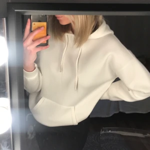 Mysig hoodie  - Super mysig hoodie i glansigt och tjock material. Köpt på mango för några månader sedan och är sällan använd. Nypris 600