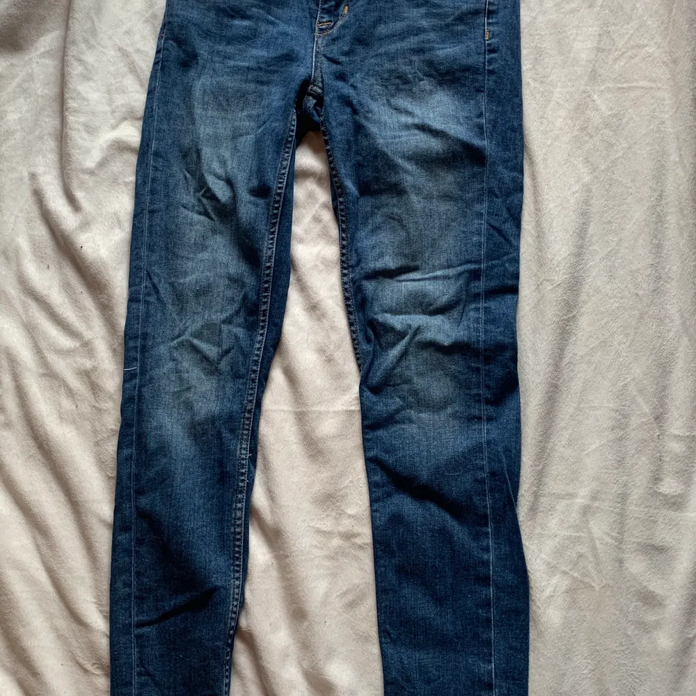 (Räknar frakt privat!!)Lågmidjade skinny jeans från Ginatricot. (Finns ej att köpa längre) Modell: Kristen    Storlek: 28 (passar mig som är 164) Köpta för 499 kr. Jeans & Byxor.