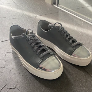 axel arigato skor - supersnygga gråa axel arigato skor. säljer då dom va lite små för mig, i nyskick endast testade. storlek 35 men kan även passa en 36