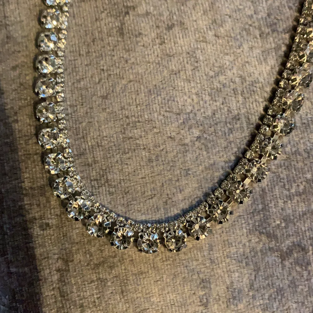 Halsband med diamanter, använt 2 gånger.. Övrigt.