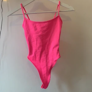 Neon rosa body/baddräkt  - Säljer min body/baddräkt ifrån bershka då jag känner att den aldrig kommer till andvändning. Den är i jättefint skick om bara testad🥰