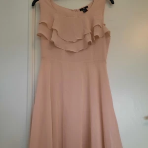 Klänning H&M - Fin rosa volangklänning från H&M i storlek 38. Använd 2 gånger. 