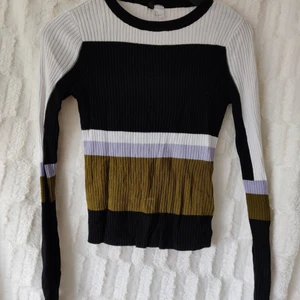 Mysig stickad långärmad, str S - Åtsittande och slimmad passform, väldigt bra skick. Säljs billigt pga flytt och noll tolerans för kapitalism