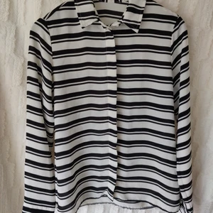 Randig skjorta, str XS-S - Söt randig skjorta. Minns inte märke då jag klippt av lappen eftersom den kliade. Väldigt bra skick! Säljs billigt pga flytt och noll tolerans för kapitalism