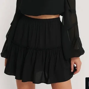 Kjol volang - Jätte fin kjol från nakd. Helt slutsåld på hemsidan i denhär storleken. Kjolen är i storlek 36 med prislapparna kvar. Har aldrig kommit till användning. HÖGSTA BUD 145KR🤝🤎. Kolla min profil, Paketpris går att fixa. Budgivning avslutas fredag 20:00💕