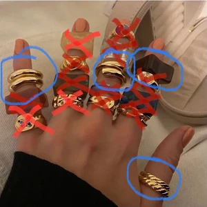 ringar  - Jag hade tänkt sälja alla mina guld ringar då jag bestämt mig för silver! 🤍 Kan inte komma ihåg specifik vart enskilda är köpta men b.la. Plick, depop, safira, otherstories, uf-företag och danska smyckessidor. De flesta är justerbara annars ungefär storlek S  🌸Guld-ringar: 90kr/st eller 150kr om man vill köpa båda av dom som hör tillsammans🌸  🌼plastringarna: 50kr/st🌼 ❌!blå-markerade är kvar!❌