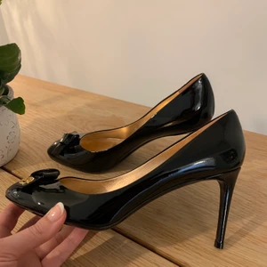 Louis Vuitton Klackskor - Svarta Louis Vuitton klackskor i strl 40 i nyskick som aldrig är använda som jag säljer eftersom att det är rensningsdax. Nypris är runt 6-7 tusen och är helt i nyskick som har aldrig kommit till användning. Mamma jobbade på Louis Vuitton så det finns gammalt visit kort på hennes namn och så kan jag även ge ut hennes namn privat. Skit snygga skor perfekt med klänning. Pris kan diskuteras ❤️