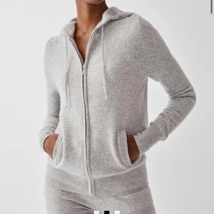 Soft goat kashmirhoodie - Jag säljer min gråa softgoat Kashmir hoodie som är så populära just nu. Den är i en grå färg, storlek xs och är köpt förra året. Köparen står för frakt!