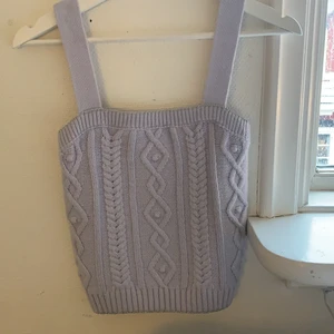 Zara topp - Säljer denna fina stickade linne från zara. Passar väldigt bra till ett pat snygga låg midjade jeans eller någon gulligt kjol på sommarn! Storlek S och passar bra på någon som är xs-s. Säljer pga inte använder🥰❤️❤️