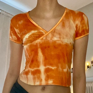 Dolce & Gabbana topp  - Superfin Dolce & Gabbana topp med batiktryck! Varan har inga defekter och är köpt second-hand. Jag på bilden har storlek XS. Läs mina villkor innan köp! 🧚🏼💓