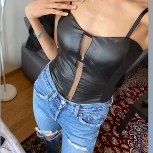 Topp i storlek S - Snygg topp med läder på framsidan och tyg på där bak. Jag minns inte vart den är köpt ifrån. Den är nästan som ny. Köparen står för frakt.