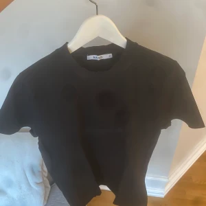 T shirt nakd - Svart t shirt från NAKD  Lite längre modell och boxig i modellen  Storlek xs men passar även s