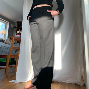 Kostymbyxor! - Lågmidjade kostymbyxor i väldigt bra skick! Köpta second hand. Säljer pga kommer inte till användning. Köpta för 400 kr🧡 Kan mötas upp i Stockholm. Annars står köpare för frakt:)