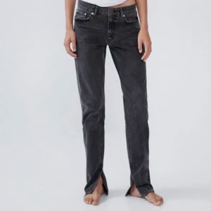 Zara slits jeans - Jätte populära och slutsålda jeans från Zara. Gråa slits jeans i storlek 32. Super snygga men säljer då jag inte får någon användning av de!!!💕köpare står för pris + frakt💕buda eller köpa direkt för 650. Budet ligger på 500💞
