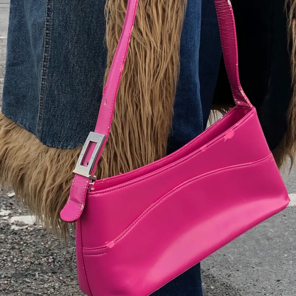 Super gullig rosa väska som är mellan storlek rymmer hufsat mycket💞. Väskor.