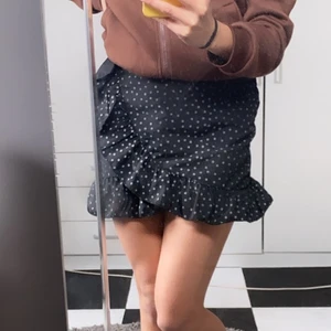 Volangkjol - En superfin svart kjol från PrettyLittleThing med vita prickar. Den är så så så fin men tyvärr är den lite liten i midjan för mig :( Frakt tillkommer ❤️