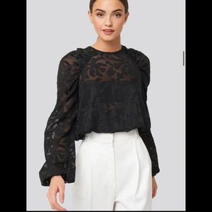 Svart topp från NA-KD - Svart lite genomskinlig topp med mönster från NA-KD. Använd 2 gånger och säljer eftersom jag nästan aldrig har på mig svart längre (har inte kommit till användning). Ordinarie pris är 399kr men finns inte längre att köpa på hemsidan.