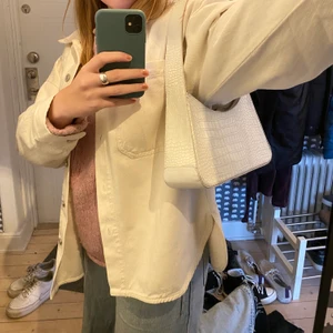 Söt väska - Säljer denna fina väska från asos! Använd ett fåtal gånger, har dock slitage på dragkedjan och vid en söm (sista bildan). Inget man tänker på! Passar till allt 🥰😻 60kr INKLUSIVE FRAKT