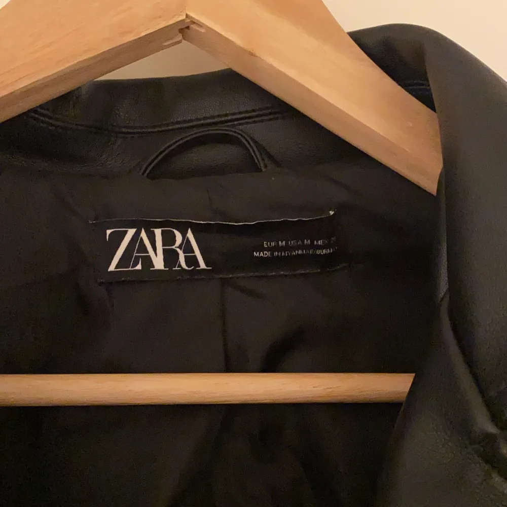 Säljer min Zara jacka då den inte kommer till användning länge. Passar Xs-M. Ej äkta läder!!  Perfekt skick ❣️🤩 Köpren står för frakten!! . Jackor.