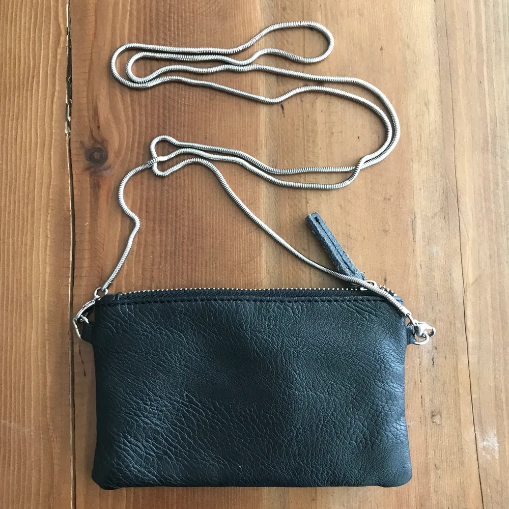 Bought this at STHLM Stadsmission. Mini pouch with zipper closing and a chain strap. Lining has a couple of stains, but you can’t tell when it’s zipped! The pull tab is a bit distressed. Price clearly reflects the state of the item. Disclaimer: Please expect some general wear in all secondhand pre-owned items as they have lived a previous life, so do not expect a mint item.. Väskor.