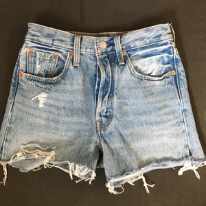 Levis Shorts - Ljusblåa jeanshorts Levi's 501. Storlek: 24". Alltså xs. Använda fåtal gånger. Högmidja.