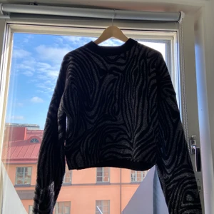 & OTHER STORIES TRÖJA  - Glittrig tröja från & Other Stories! Lite kortare i modellen, skär precis vid midjan. Storlek L. Köpt 2018. 