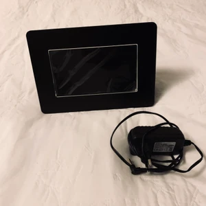 Digital fotoram  - digital photo frame dpf 9095.  Digital fotoram som man kopplar med ett USB. Den har plats kvar på skärmen som man kan ta bort.  350kr.  Kolla gärna in mina andra inlägg, Vi intresse av fler varor så fixar jag ett bra paketpris!