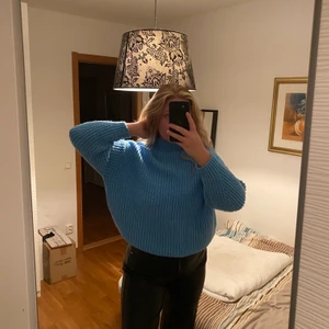 💙Blå stickad tröja från MANGO🤍 - En super fin tröja till våren när det är lite kyligare ute, eller sommarkvällar🥰 Super skönt material och endast använd ett par gånger!🤍