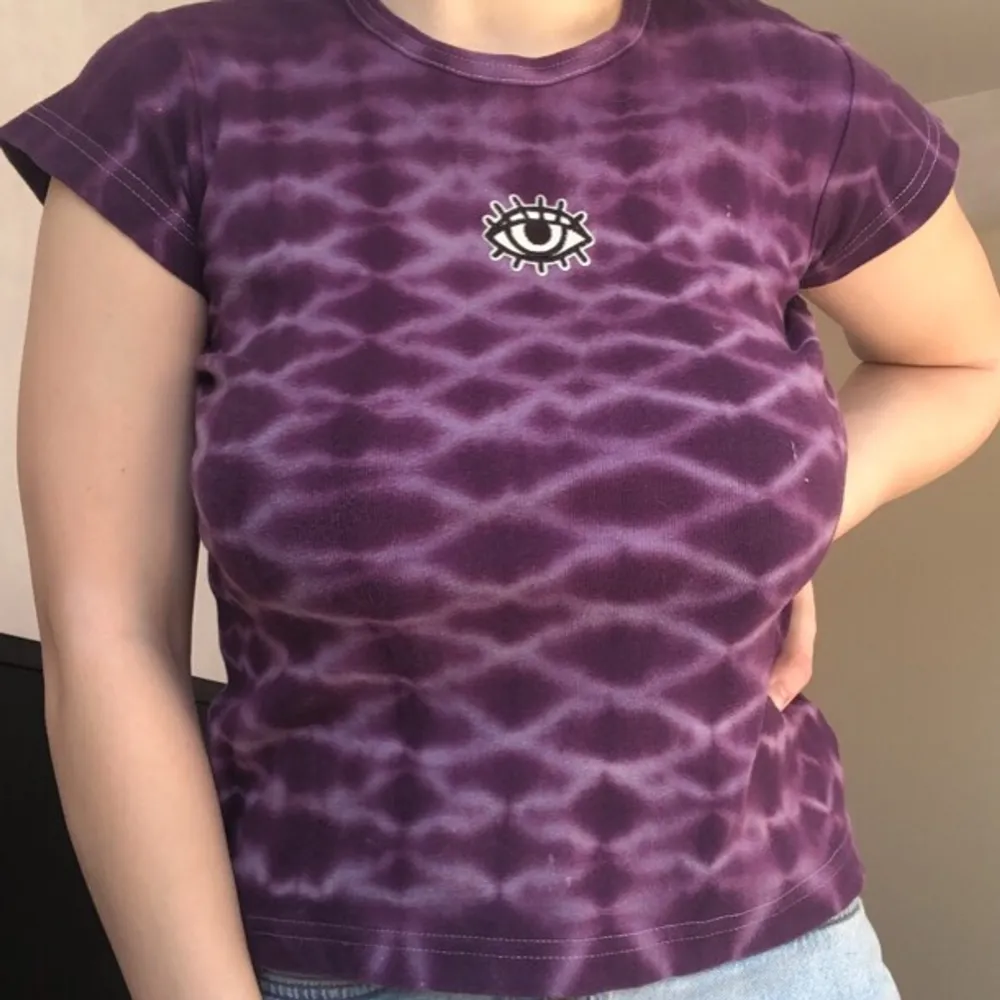 Lila tiedye tröja med reflex broderi med ögon motiv✨ tröjan är i ny skick . T-shirts.